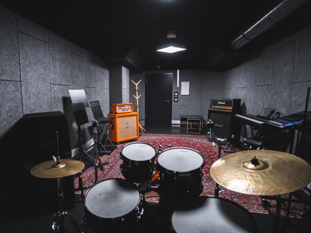 Room 9 - Pro